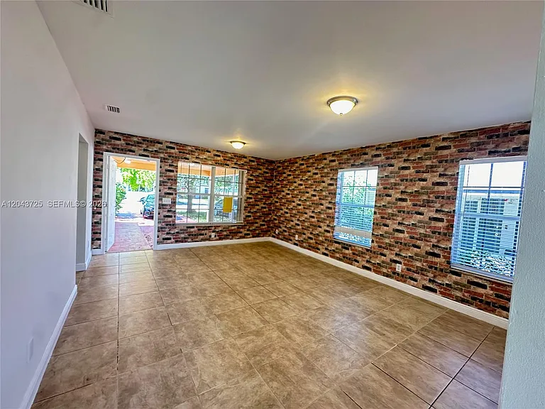 2235 Farragut St — Photo 3