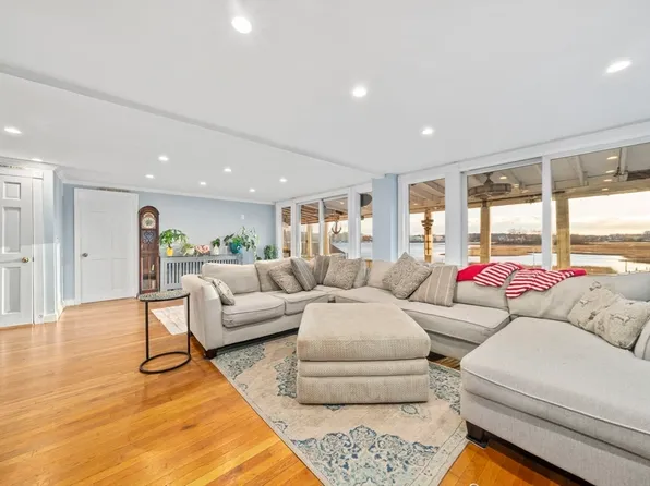 96 Utica St, Quincy, MA 02169