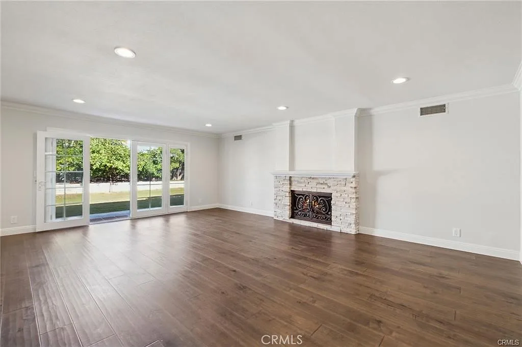 4 bed, 2.5 bath, 2702 sqft, $6,575 — Photo 4