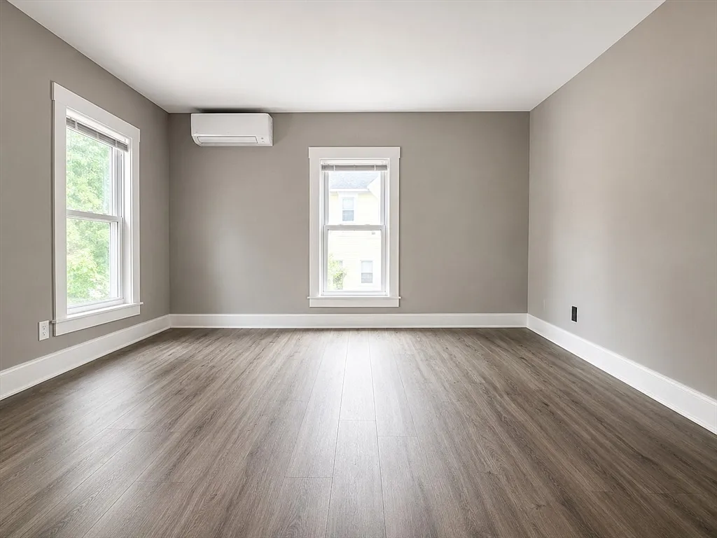 3 bed, 1.0 bath, 1100 sqft, $2,700 — Photo 4