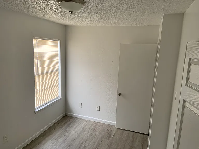 2410 Grasslands Dr — Photo 18