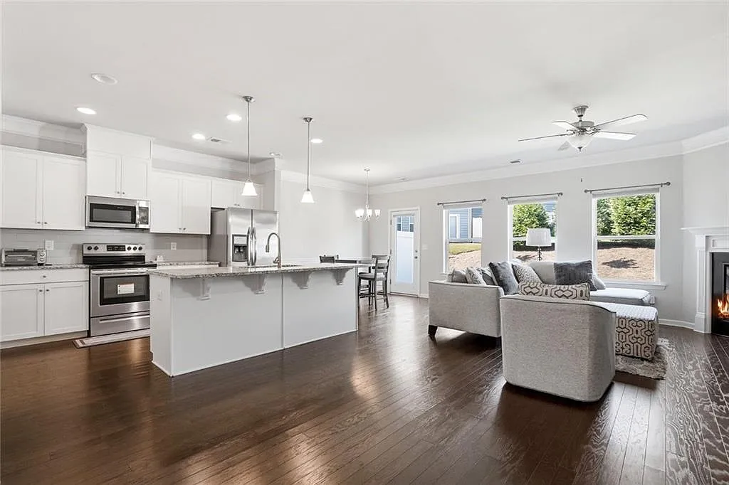 3 bed, 2.5 bath, 1933 sqft, $2,399 — Photo 2