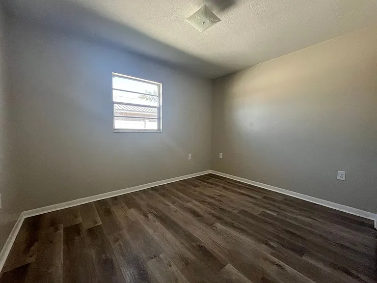 1712 W House St #B — Photo 7