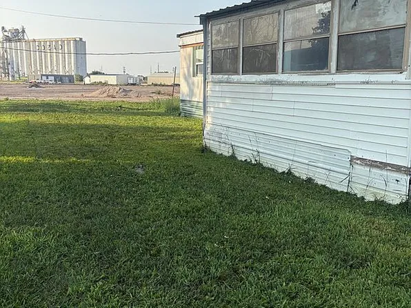 506 Sunrise Rd, Cozad, NE 69130