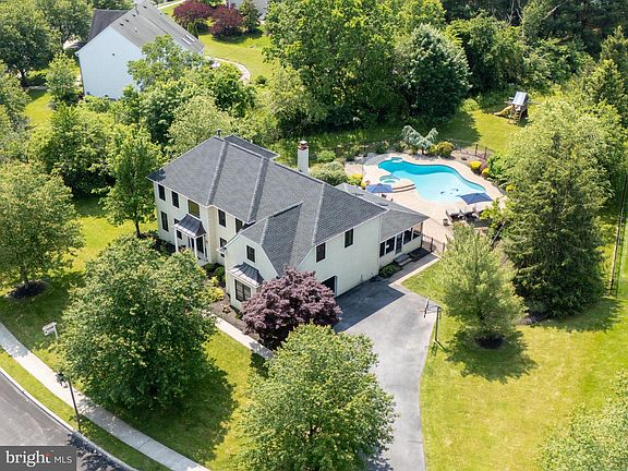 4th image of 355 Vista Dr