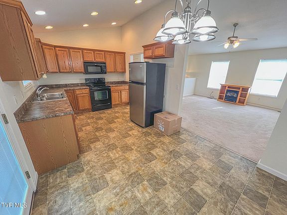 5th image of 612 Willow Ct