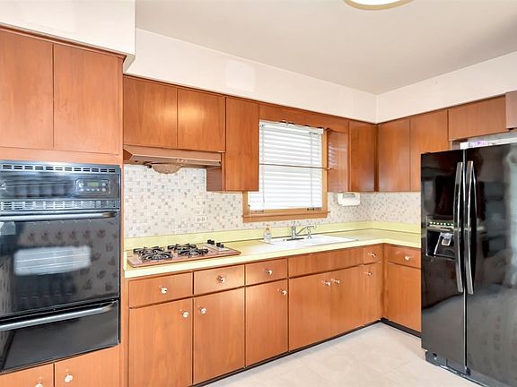 5th image of 8532 Newland Ave