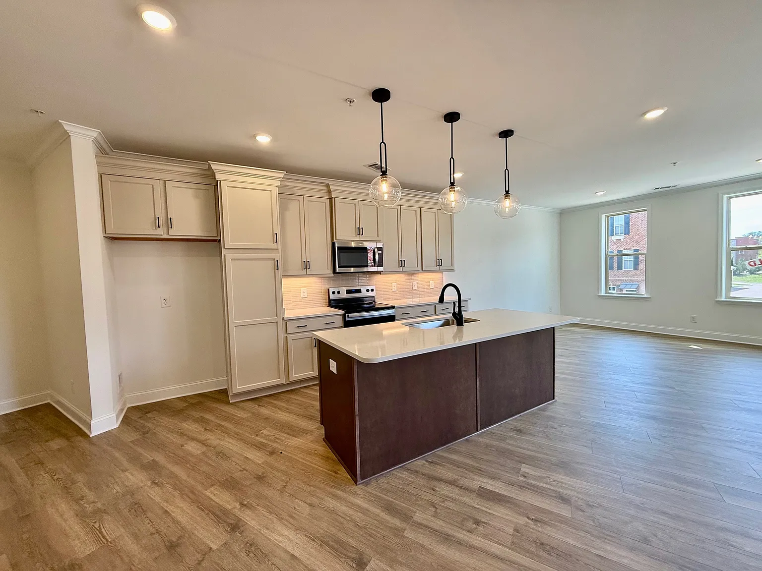 2 bed, 1185 sqft, $2,400 — Photo 2