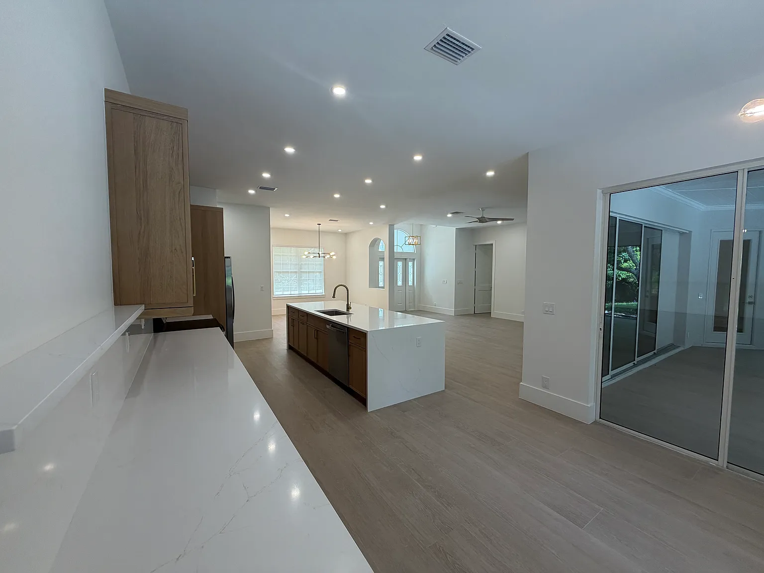 3 bed, 1930 sqft, $5,600 — Photo 3