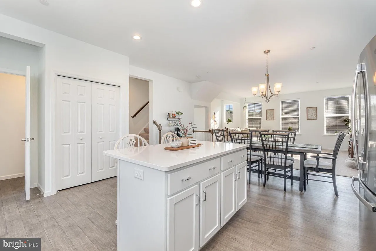 3 bed, 2.5 bath, 2296 sqft, $2,400 — Photo 3