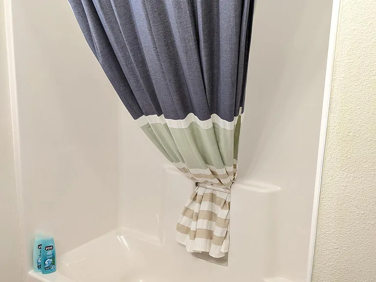 Full bathtub shower