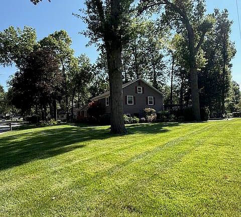 4th image of 4000 Hemlock Dr