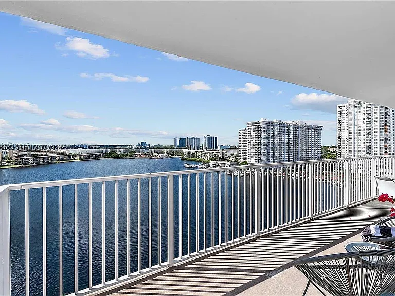 2801 NE 183rd St #1016W — Photo 2