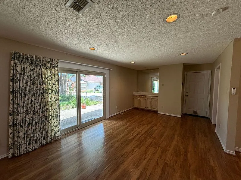4 bed, 2.0 bath, 1938 sqft, $2,500 — Photo 4
