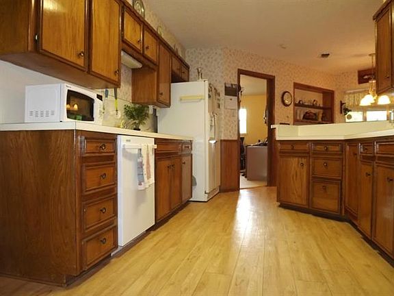 5th image of 3315 Cambridge Dr