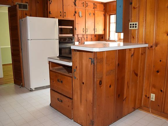 5th image of 2387 Huron Hill Dr