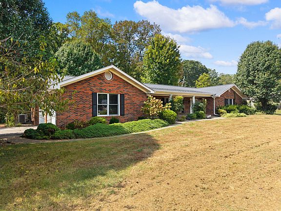4th image of 907 Court Rd