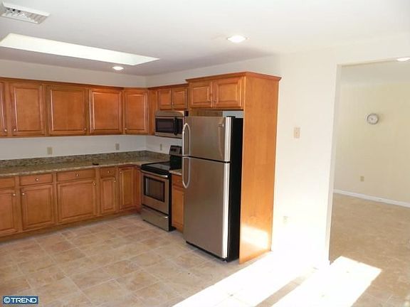 4th image of 70 Lilac Ln