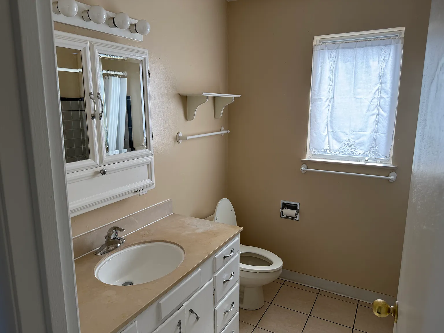 3 bed, 1232 sqft, $3,450 — Photo 4