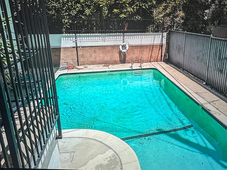 628 1/2 S Ardmore Ave #5 — Photo 9