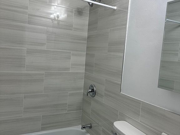 5th image of 3825 N Pine Grove Ave #423