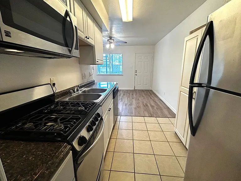 1010 W 23rd St #10 — Photo 11