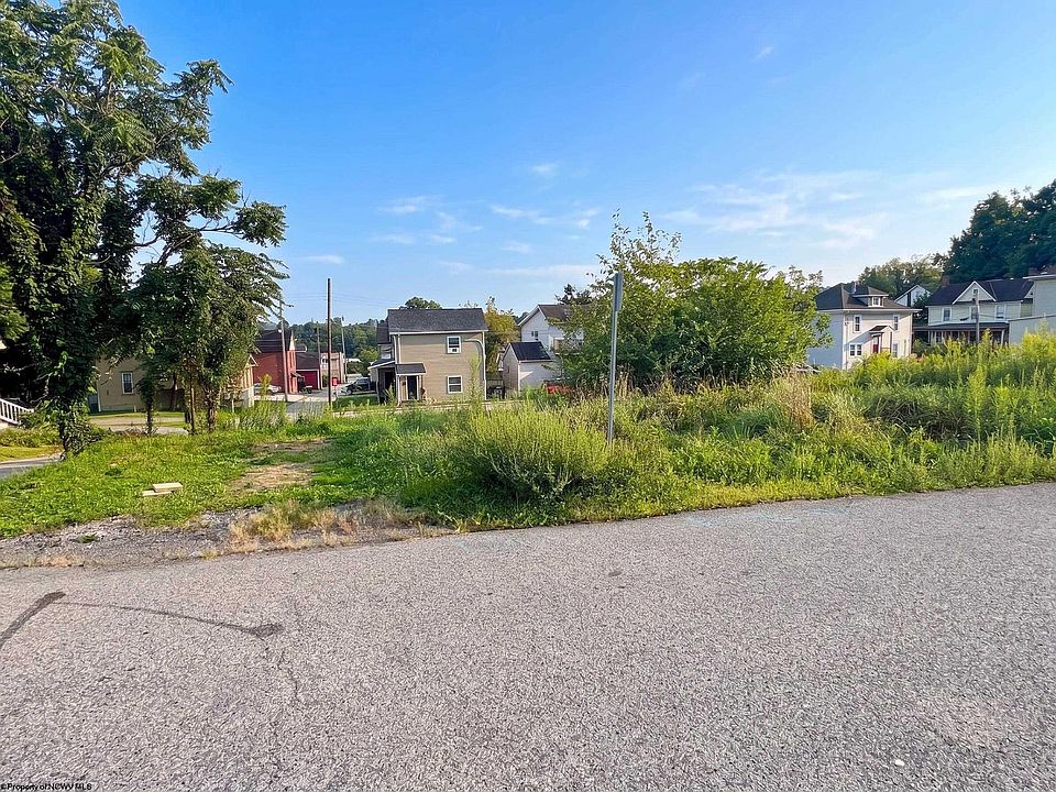 2nd image of 1107 1/2 Center St