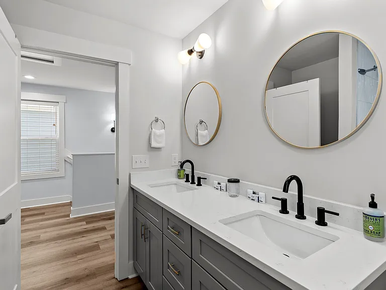 705 Brooks Aly — Photo 10