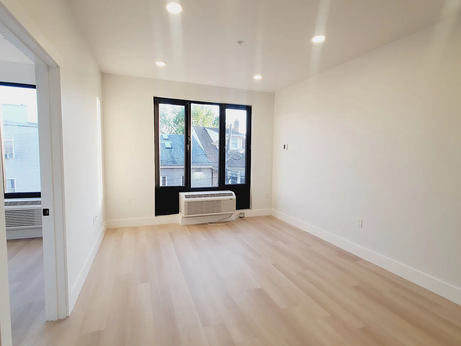 2 bed, 800 sqft, $2,300 — Photo 3
