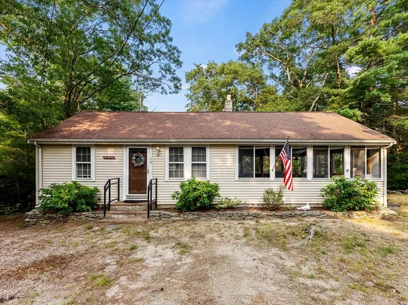 14 Crest St, Plymouth, MA 02360