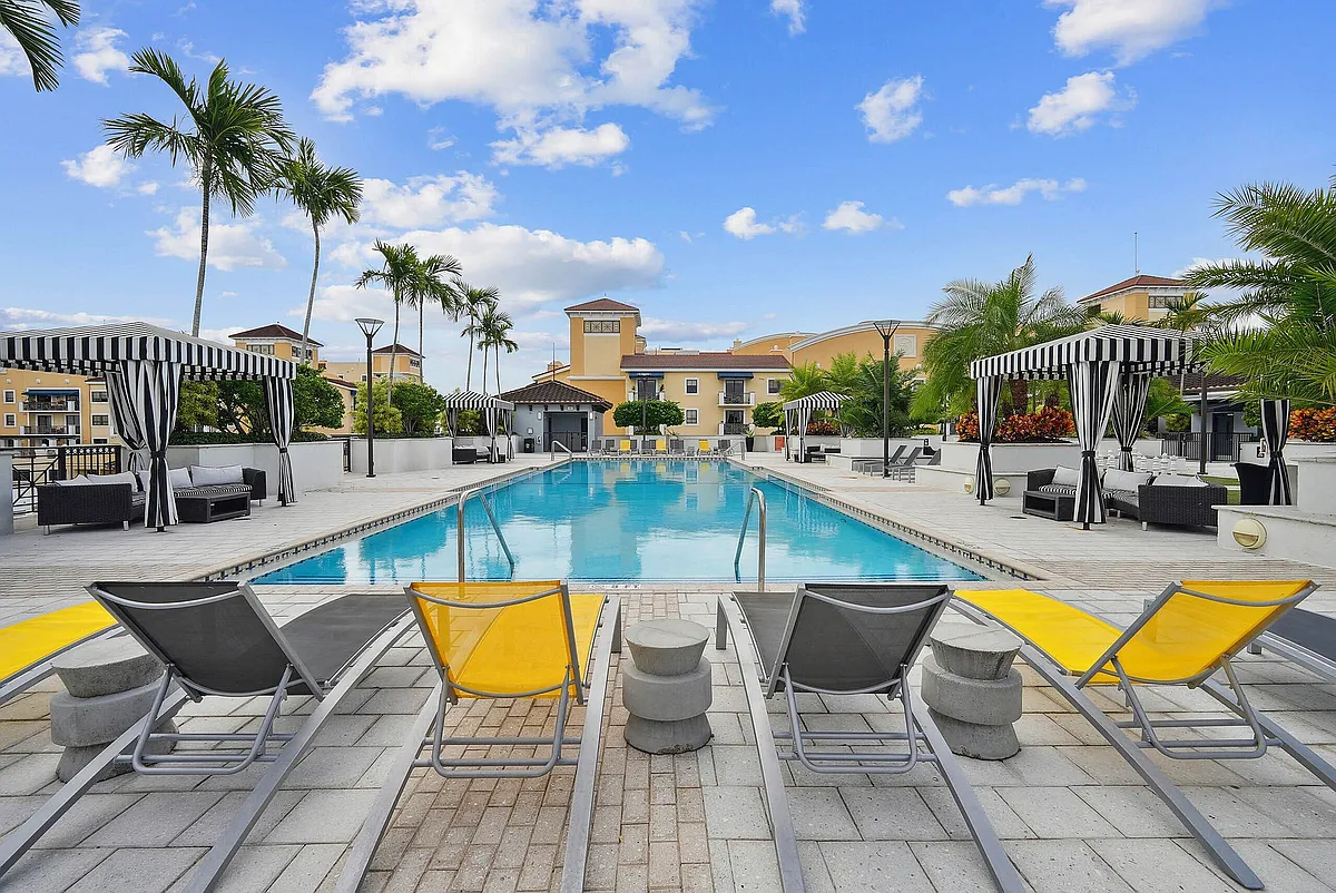 Pool - AMLI Dadeland