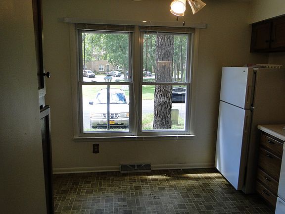 3rd image of 155 Williamsburg Ct