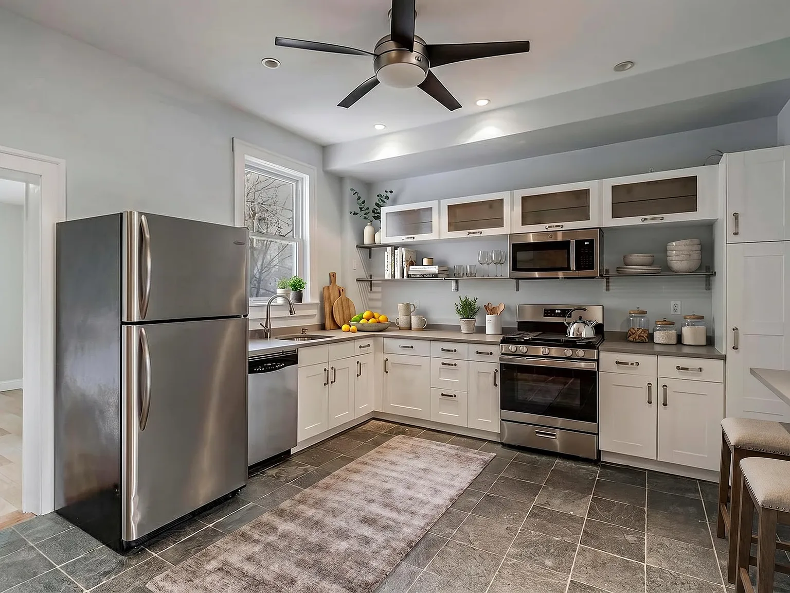 3 bed, 1.5 bath, $3,800 — Photo 2