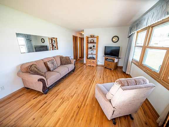 4th image of 302 19th St SW