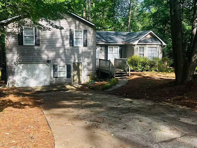 4060 Woodland Dr NW — Photo 2
