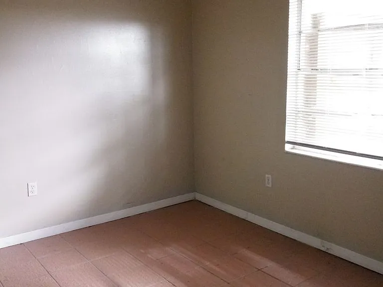 345 N Dewey St — Photo 6