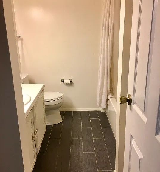 Full hallway bath