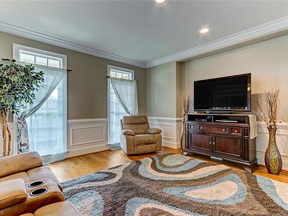 5th image of 7478 Henson Forest Dr