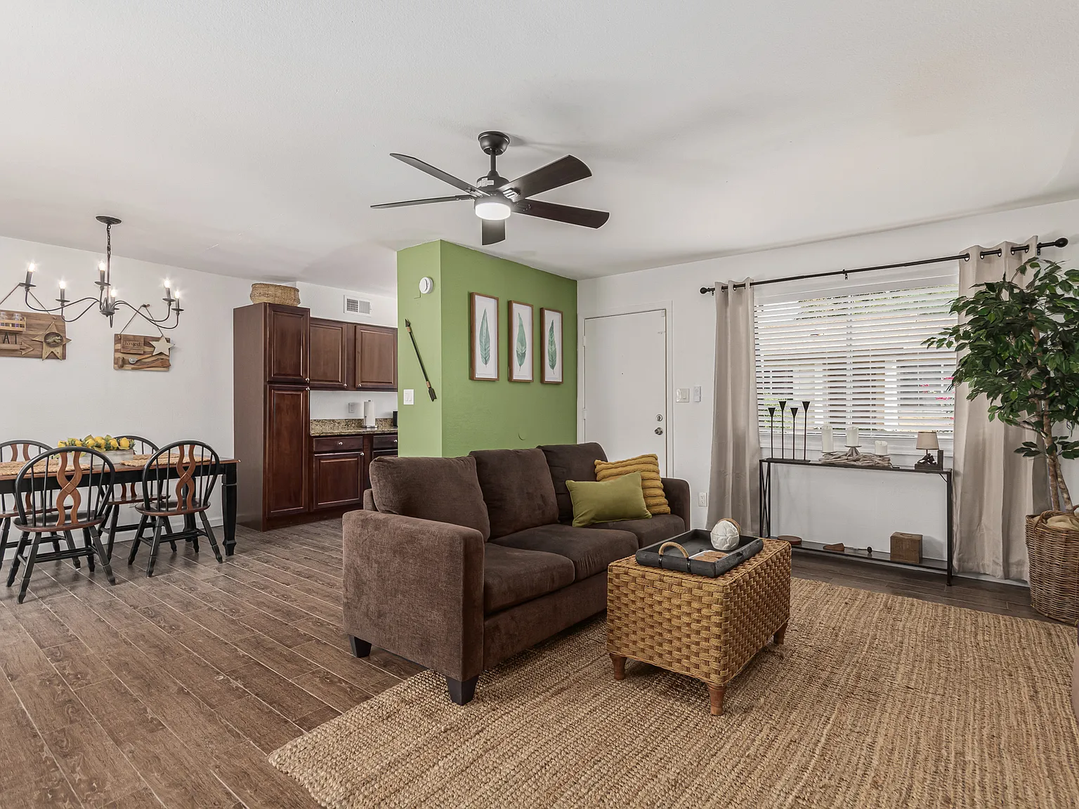 2611 E Obregon St — Photo 3