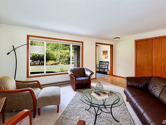 Spacious living room & dinning area with oak hardwood pathways. 