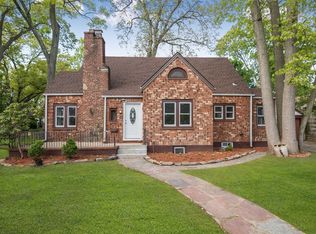 100 Alnwick Rd, Malverne, NY 11565