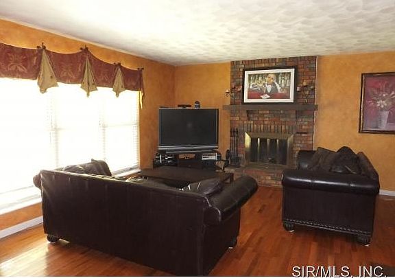 Family Room w Fireplace