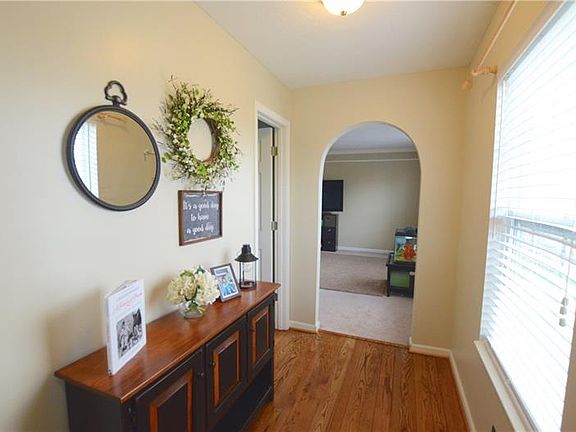 Side foyer/powder room area