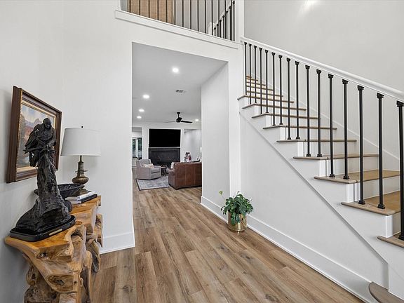 3rd image of 14 Starviolet St
