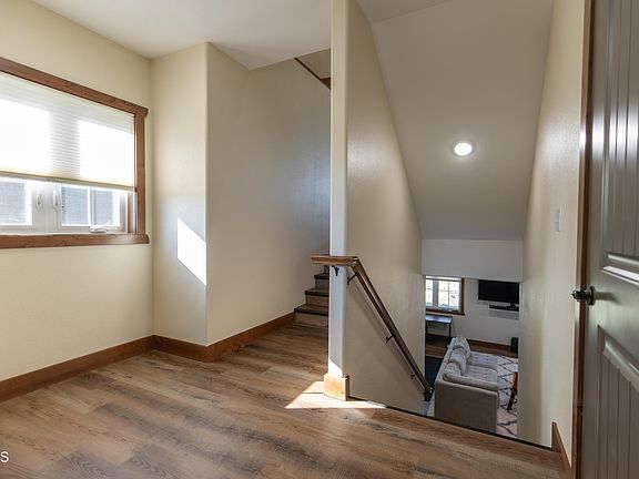 5th image of 160 Leslie Ln