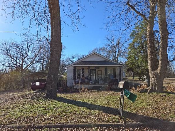 607 W 3rd St, Tuscumbia, AL 35674