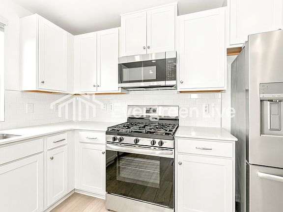 4th image of 325 Livesey Ln