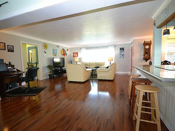 5th image of 200 Palmetto Ln