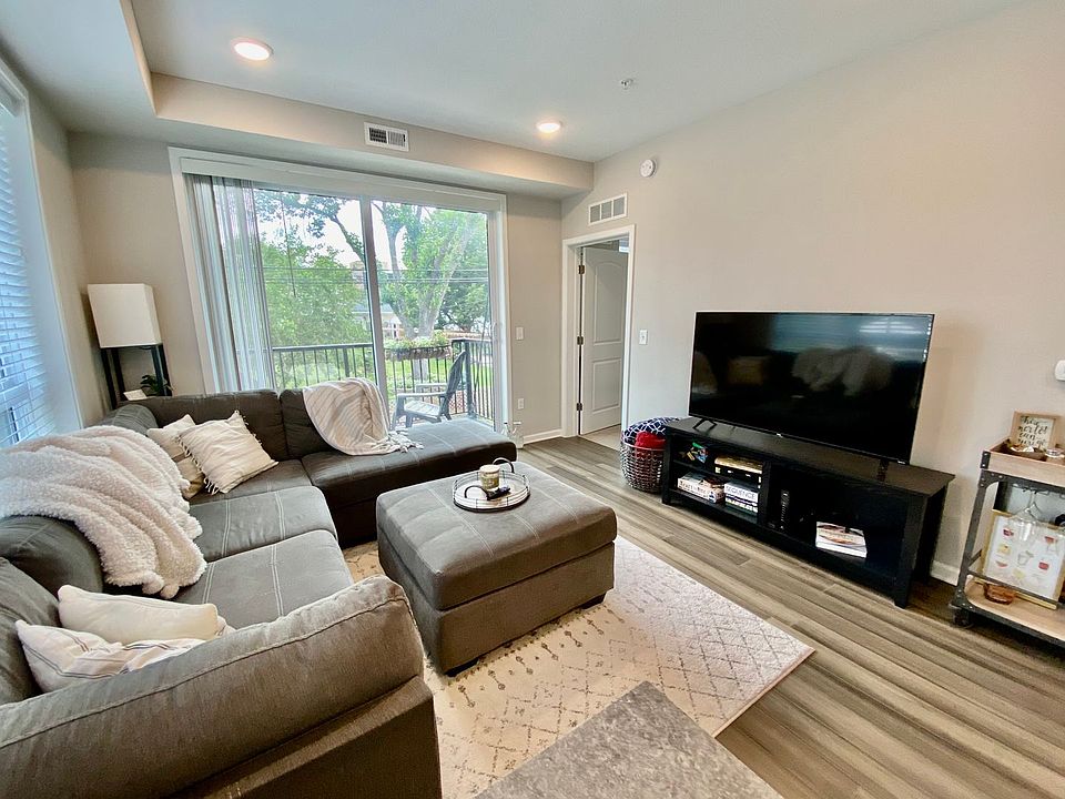 1st image of 829 Marshall St NE #327