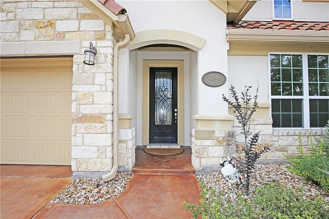 4 bed, 3.0 bath, 2691 sqft, $3,395 — Photo 3